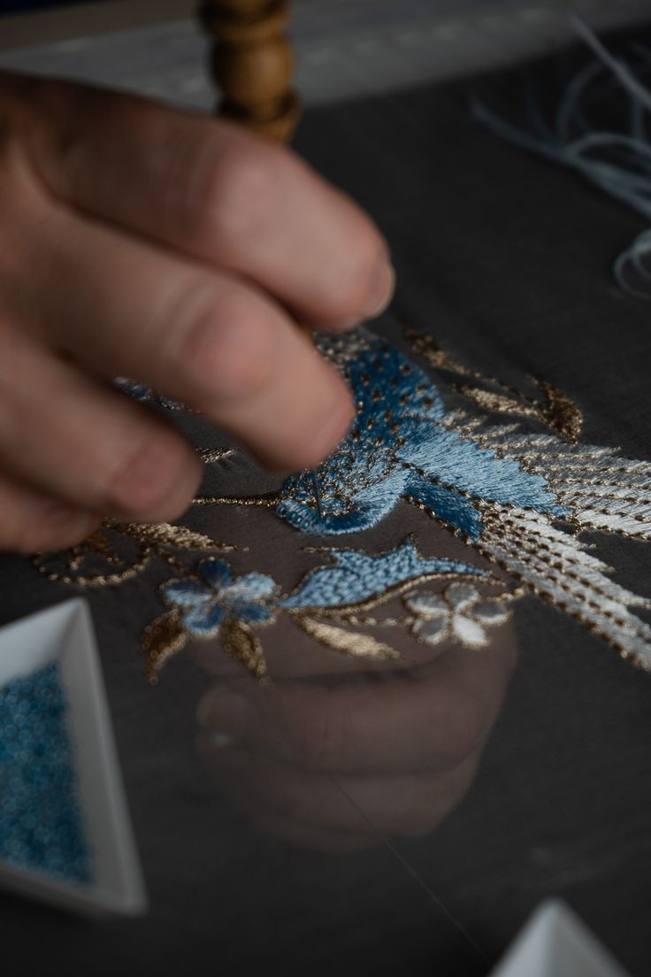 The Disciplined Needle: Essential Hand-Stitching Techniques and Silk Splitting Traditions