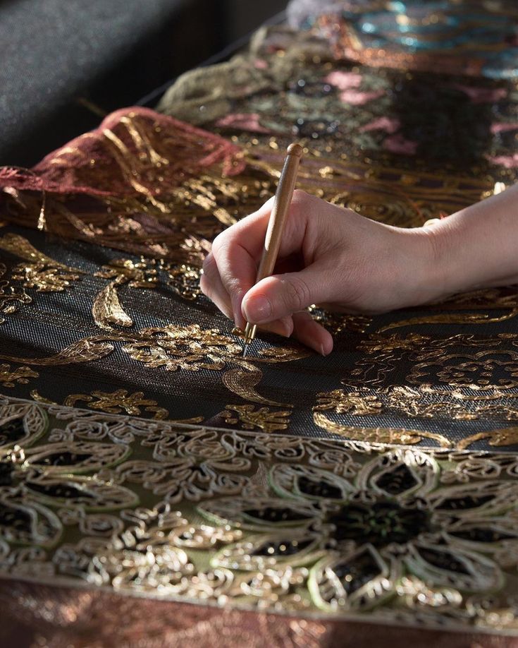 Hand vs. Machine Embroidery: Understanding Craftsmanship, Texture, and Soul in Textile Art